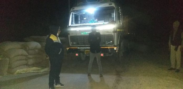 उप जिलाधिकारी ने बीती रात चेकिंग के दौरान ट्रक को पकड़ कर किया सीज