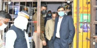 डीएम और एसपी ने अधिकारियों के साथ की शराब की दुकानों पर चैकिंग