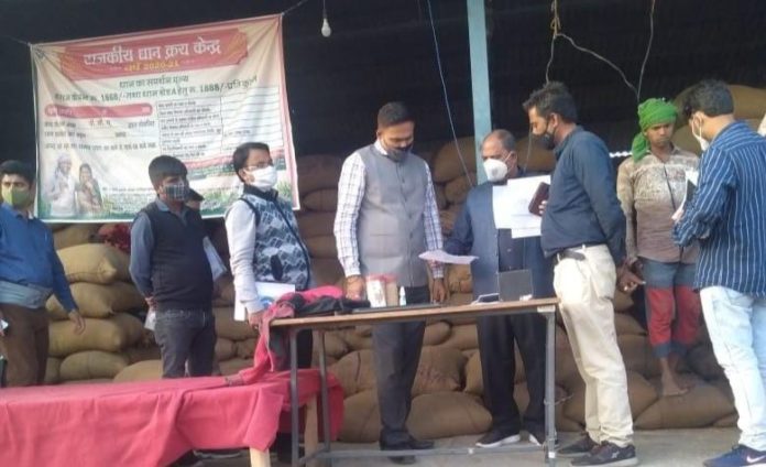 नामित नोडल अधिकारी ने जिले के धान क्रय केंद्रों का निरीक्षण कर लिया व्यवस्था का जायजा