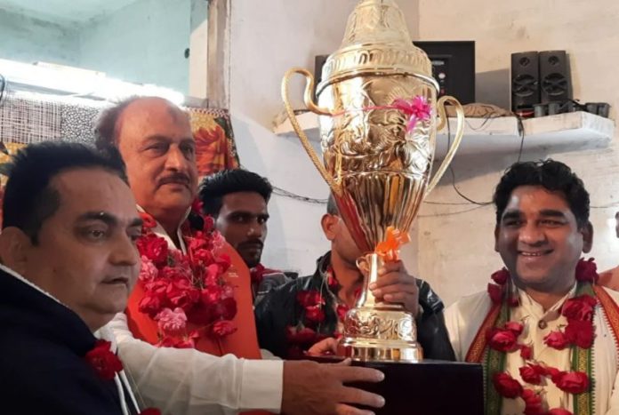 हमज़ा मियां के कबूतरों ने 93 घंटे 37 मिनट उड़ान भरकर जीता ख़िताब।