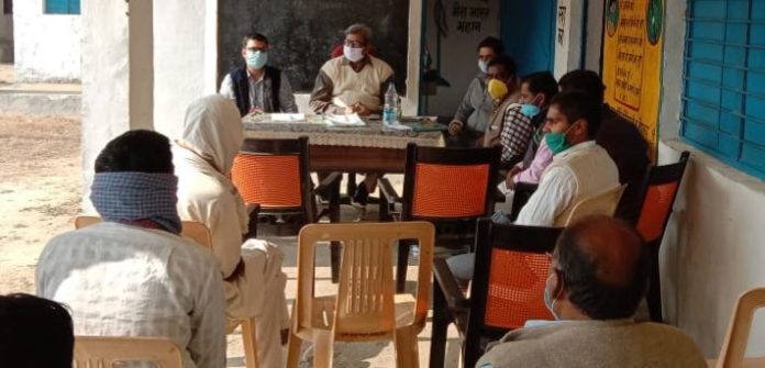 न्याय पंचायत रुस्तम नगर में चौपाल लगाकर समस्याएं सुनते उपजिलाधिकारी