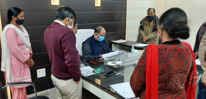 निर्वाचक नामावलियों के पुनरीक्षण के कार्य में गैरहाजिर रहने वालों पर एडीएम ने कार्यवाही के दिए निर्देश। निर्वाचक नामावलियों के पुनरीक्षण के कार्य में गैरहाजिर रहने वालों पर एडीएम ने कार्यवाही के दिए निर्देश।