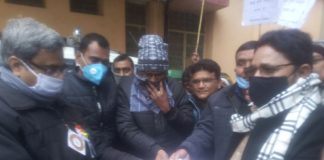 उप जिला अधिकारी राकेश कुमार गुप्ता को ज्ञापन देते समाजवादी कार्यकर्ताओं के साथ पूर्व चेयरमैन मतलूब अहमद अंसारी व पूर्व विधायक विजय सिंह